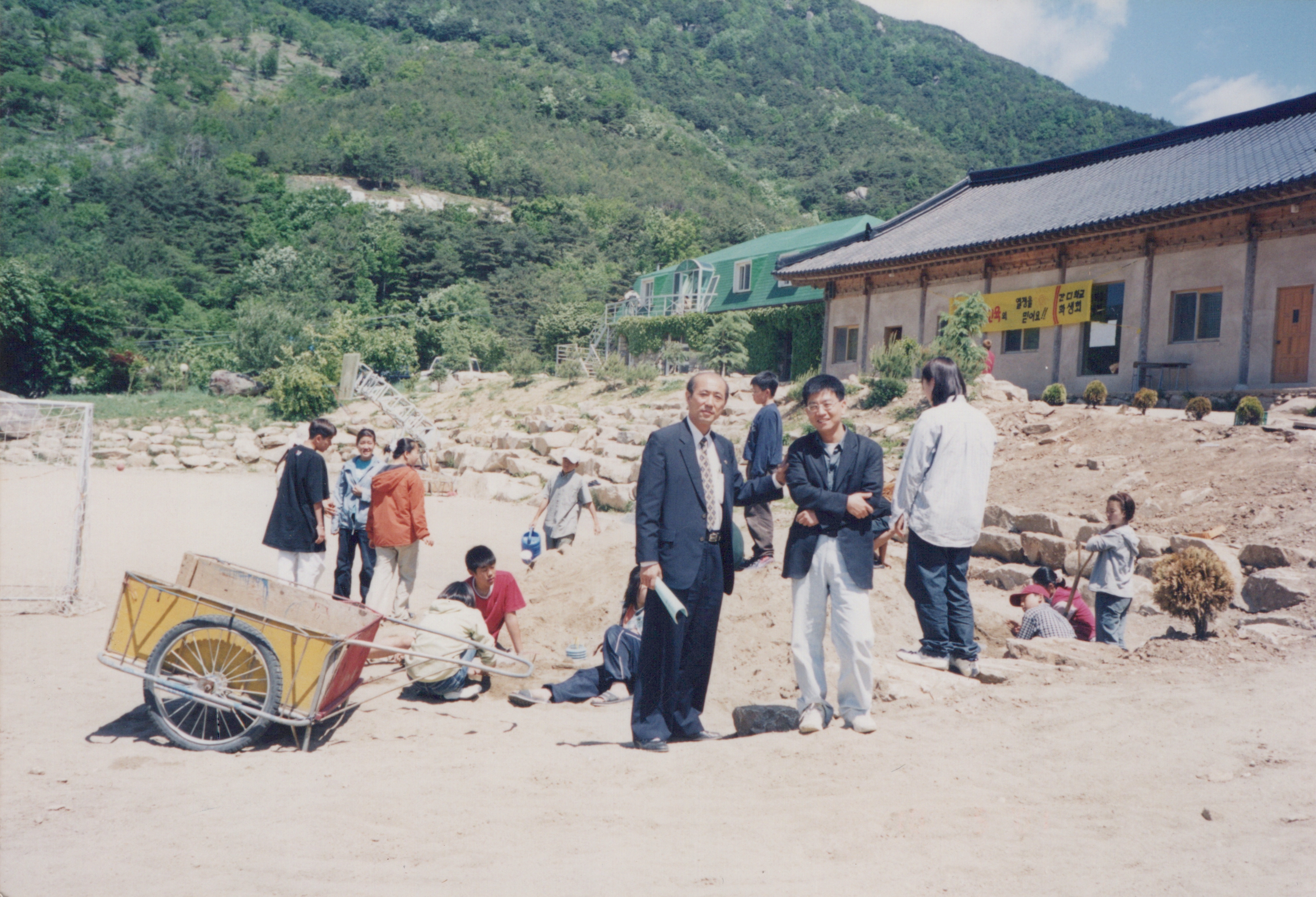 2000년 4월 운동장 보수공사 사진